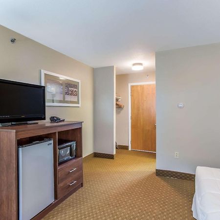 Quality Inn & Suites Горъм Екстериор снимка