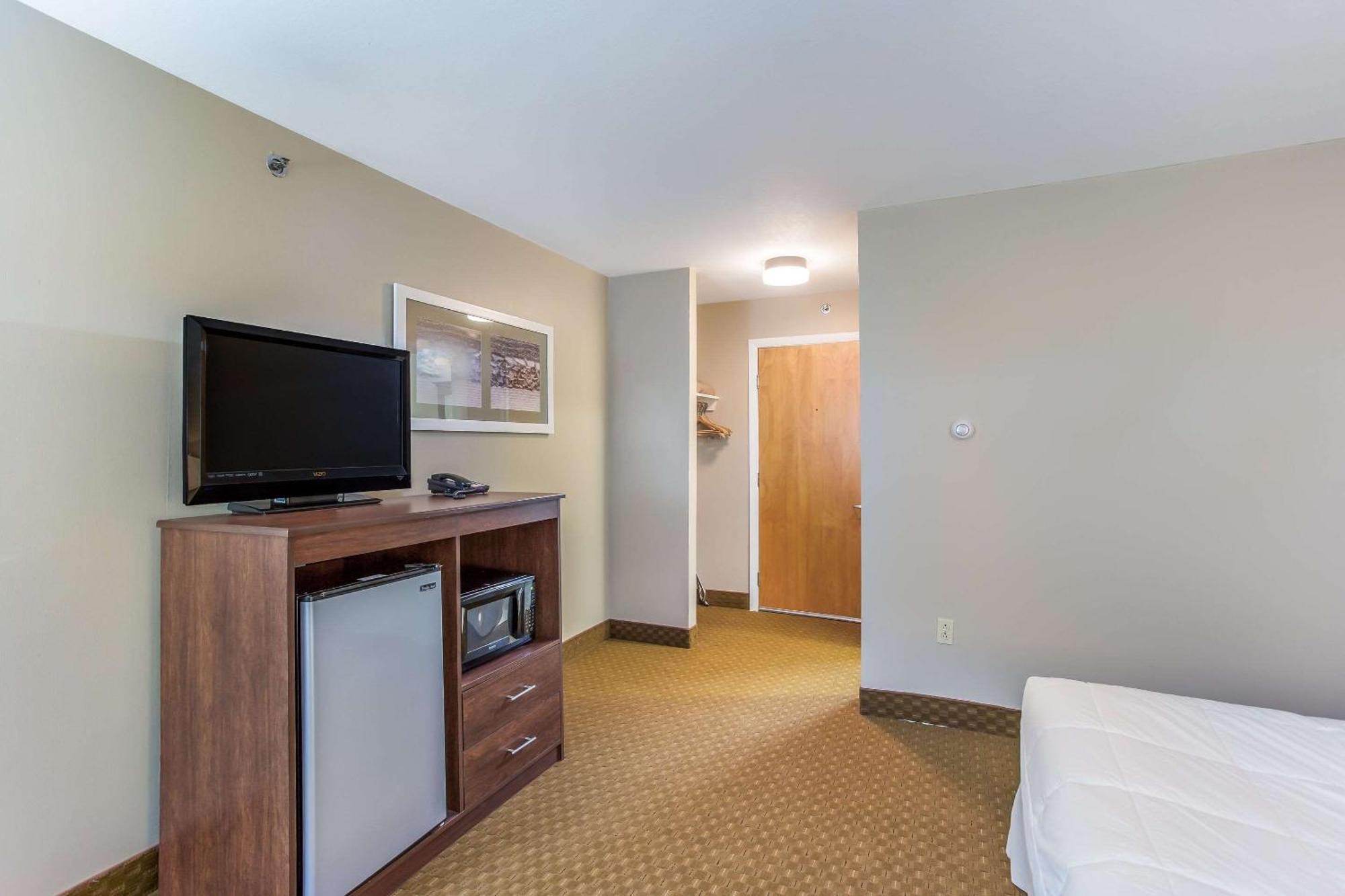 Quality Inn & Suites Горъм Екстериор снимка