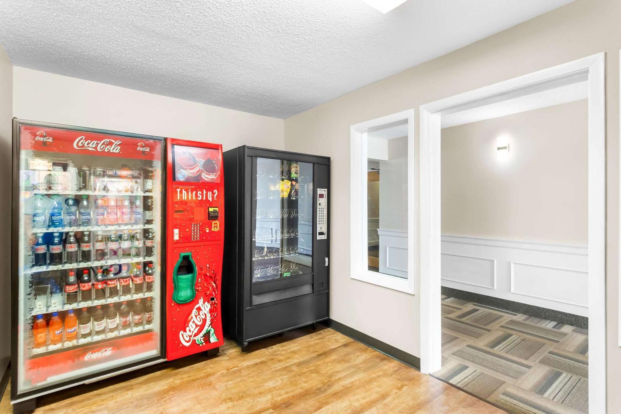 Quality Inn & Suites Горъм Екстериор снимка