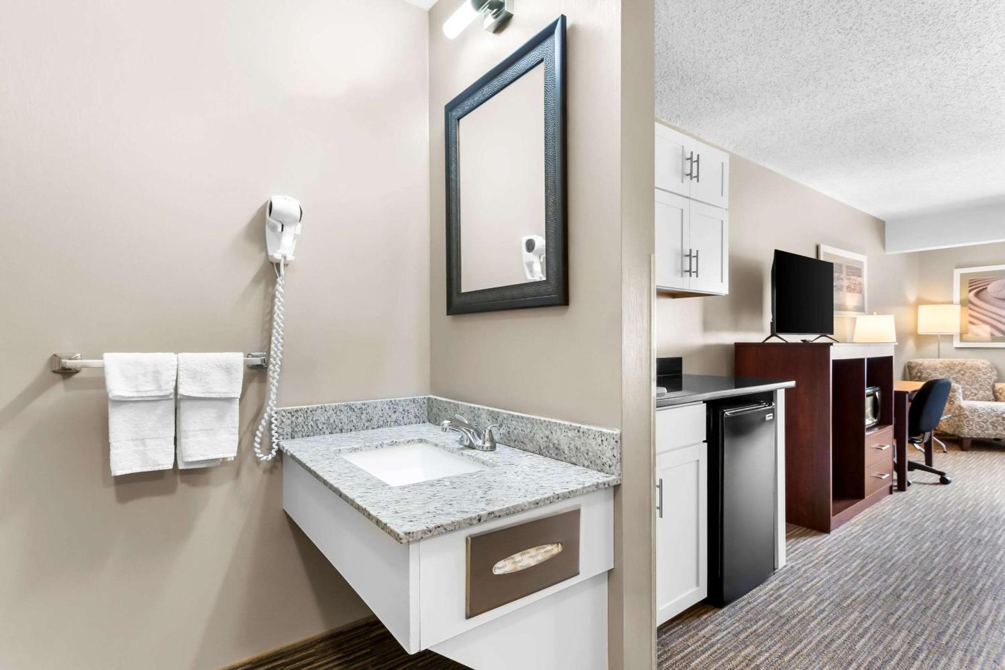 Quality Inn & Suites Горъм Екстериор снимка