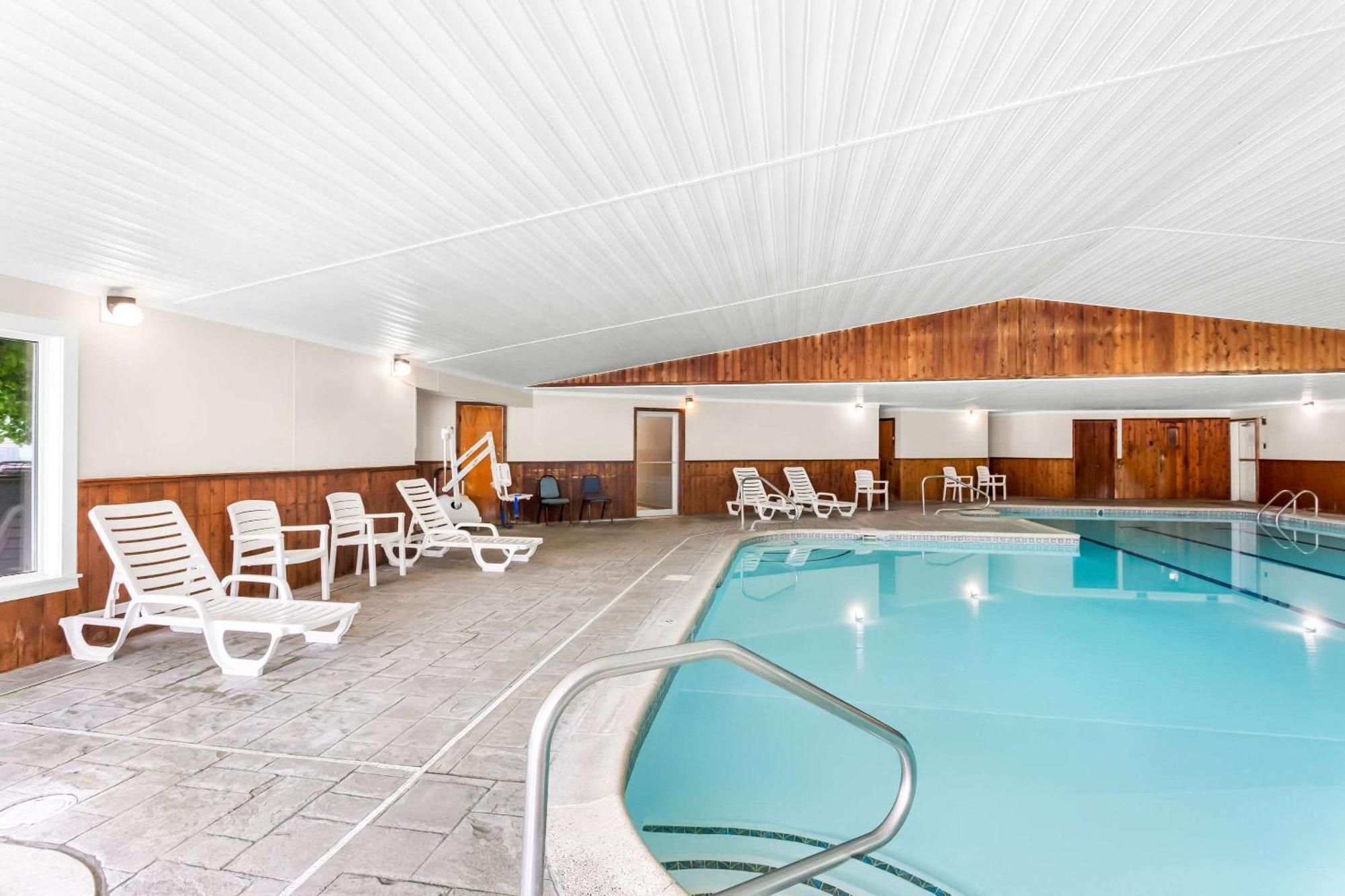 Quality Inn & Suites Горъм Екстериор снимка