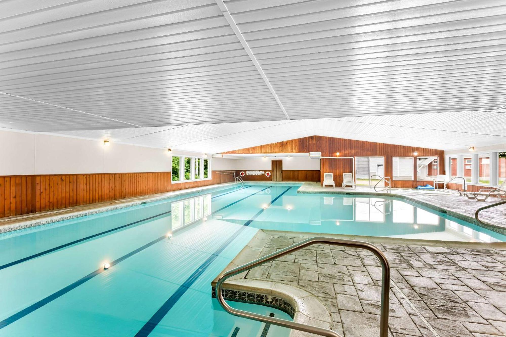 Quality Inn & Suites Горъм Екстериор снимка