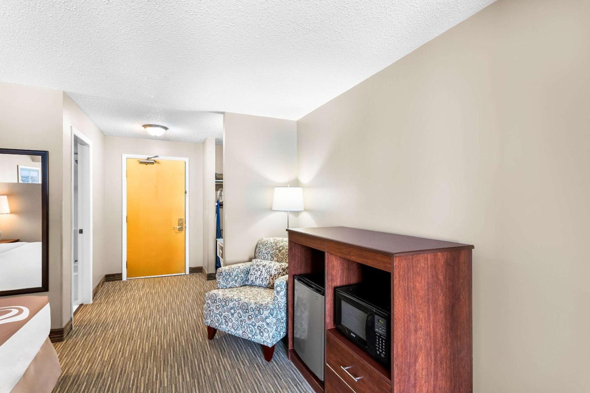 Quality Inn & Suites Горъм Екстериор снимка