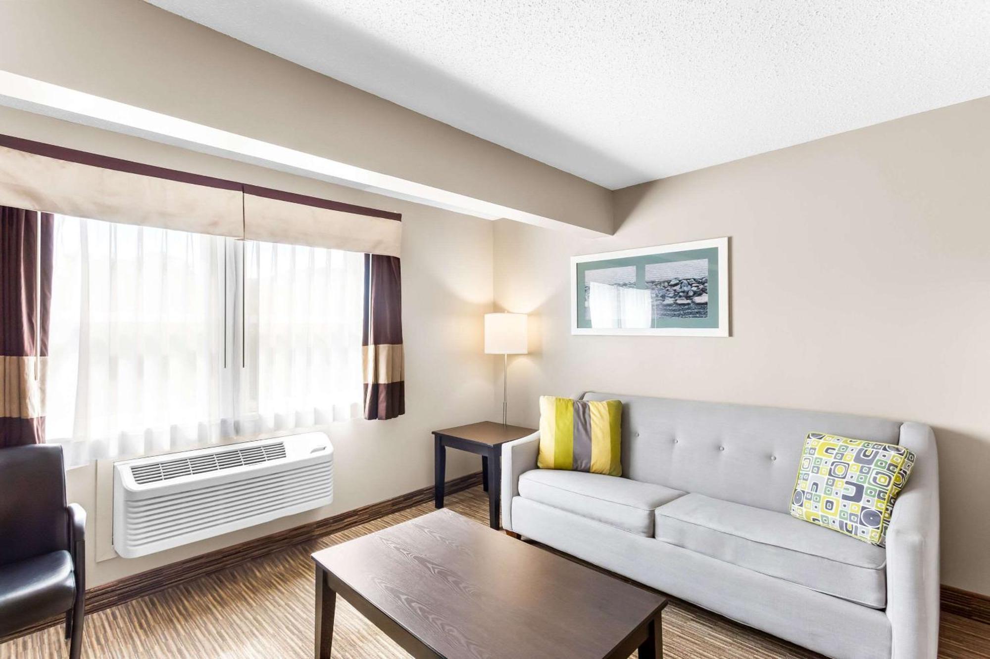 Quality Inn & Suites Горъм Екстериор снимка