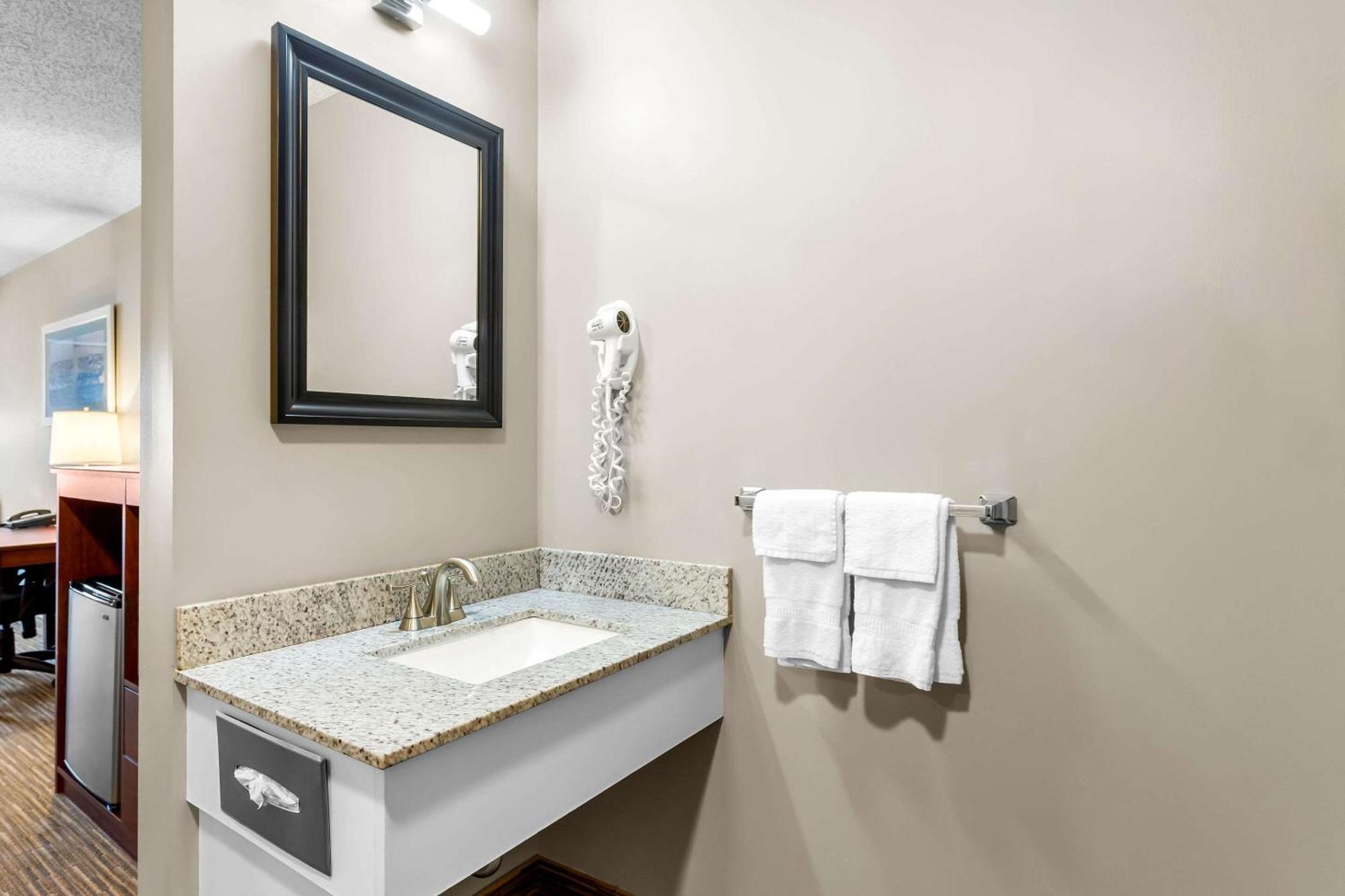 Quality Inn & Suites Горъм Екстериор снимка