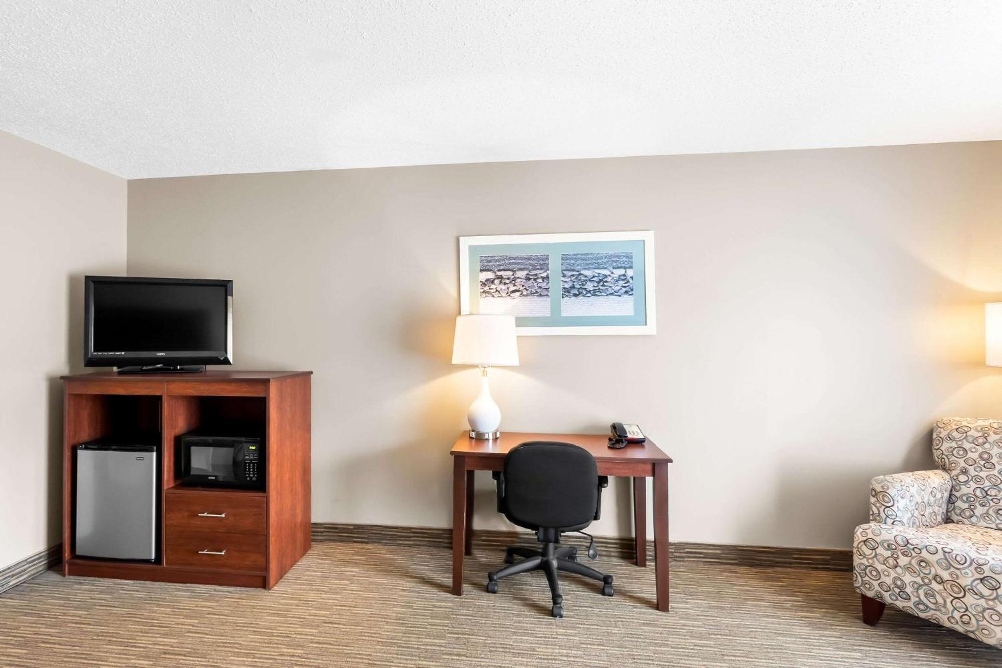 Quality Inn & Suites Горъм Екстериор снимка