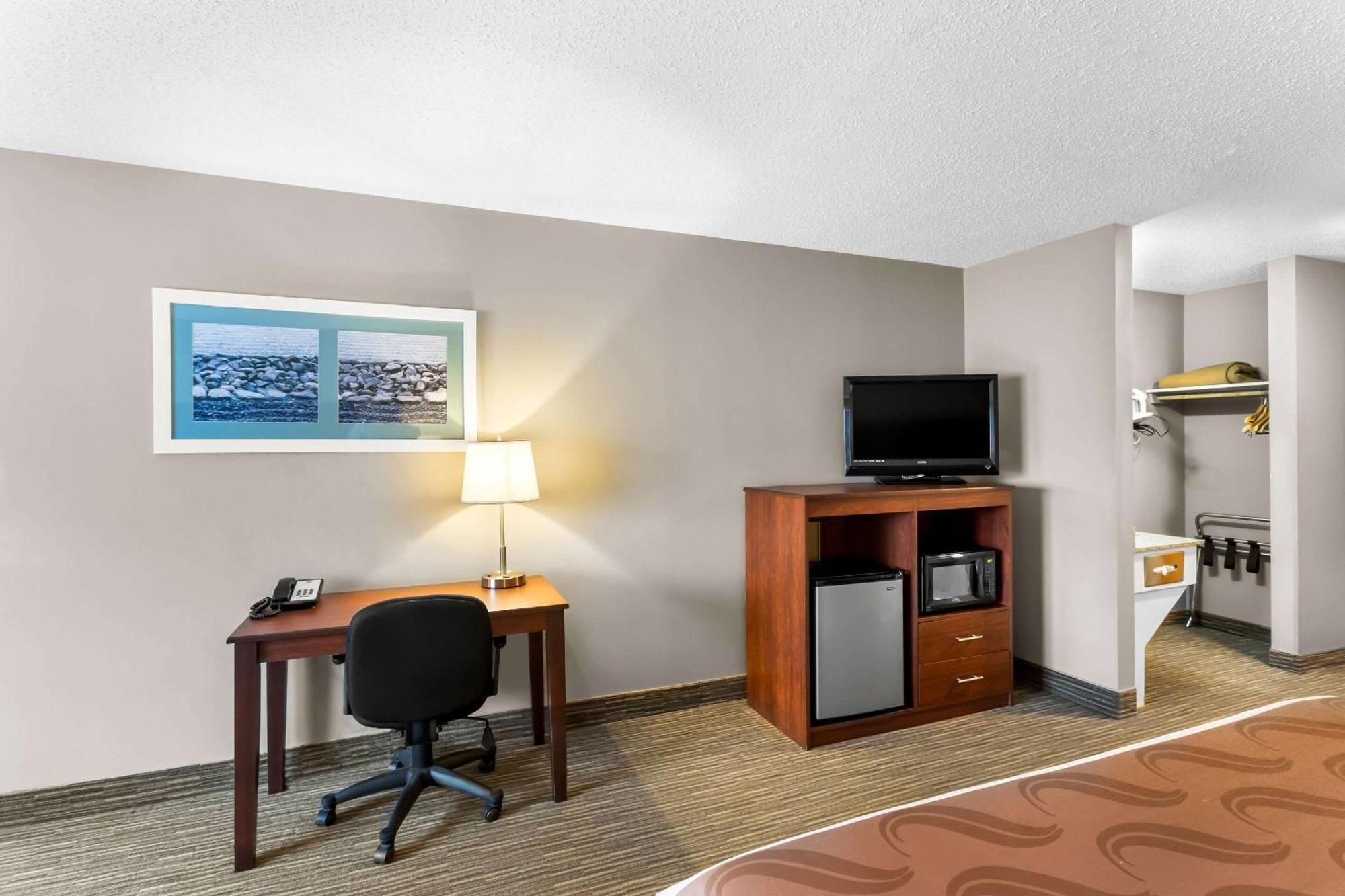Quality Inn & Suites Горъм Екстериор снимка
