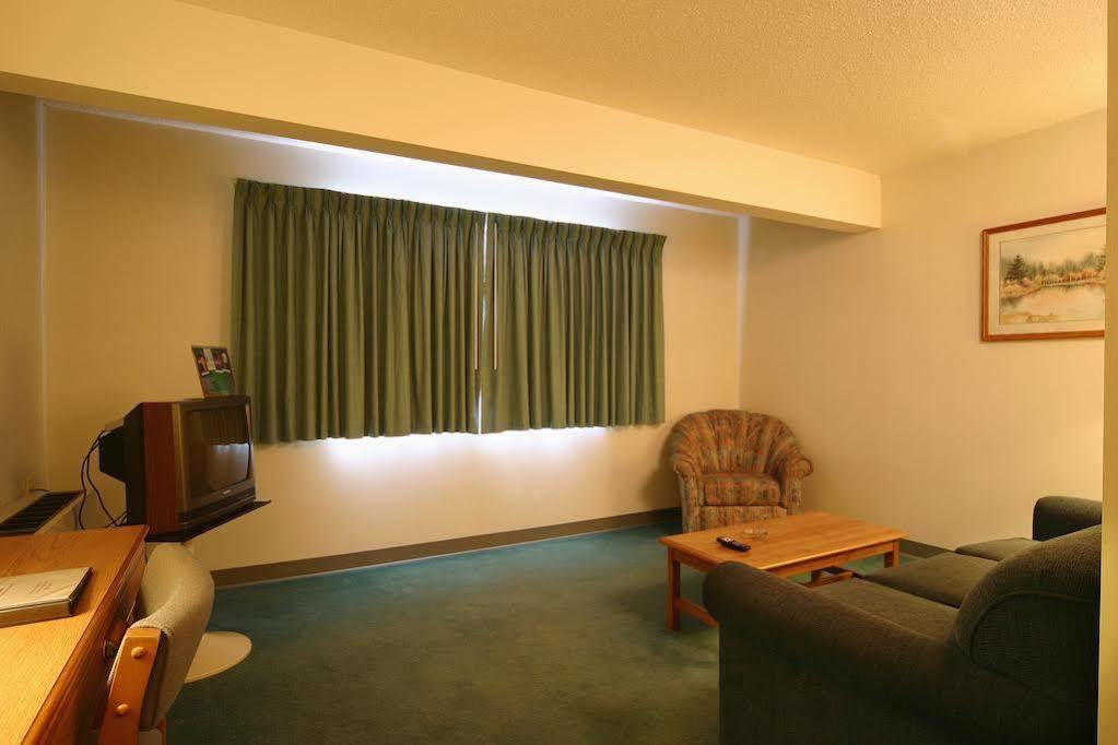 Quality Inn & Suites Горъм Екстериор снимка